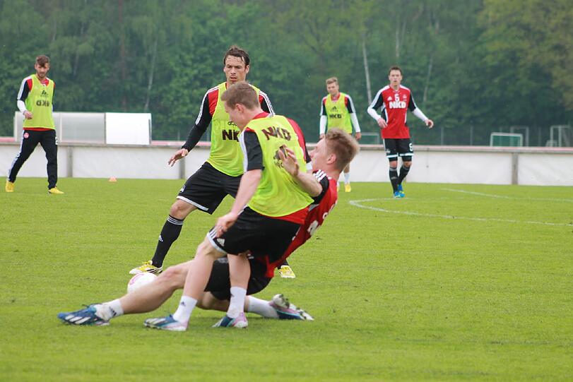 Zur Sache ging es beim Dienstags-Training, wie Markus Mendler vom grätschenden Sebastian Polter zu spüren bekommt.