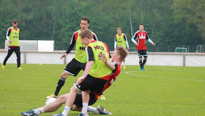 Zur Sache ging es beim Dienstags-Training, wie Markus Mendler vom grätschenden Sebastian Polter zu spüren bekommt. Zur Sache ging es beim Dienstags-Training, wie Markus Mendler vom grätschenden Sebastian Polter zu spüren bekommt.