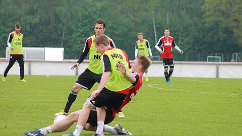 Zur Sache ging es beim Dienstags-Training, wie Markus Mendler vom grätschenden Sebastian Polter zu spüren bekommt.