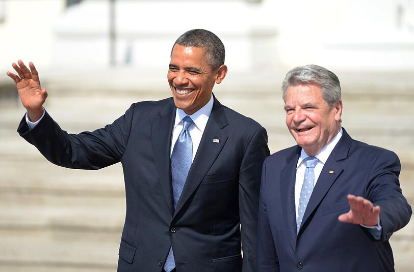 US-Präsident Obama ist im Park von Schloss Bellevue mit Bundespräsident Gauck zusammengetroffen.