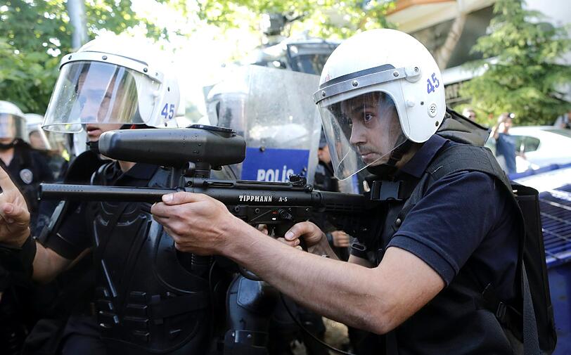 Tränengas, Wasserwerfer und Gummigeschosse - Sehen Sie hier weitere Bilder aus der Türkei.
