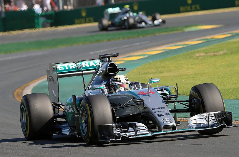 Lewis Hamilton fährt mit seinem Mercedes beim Großen Preis von Australien als Erster über die Ziellinie