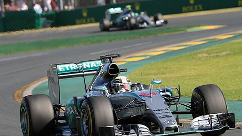Lewis Hamilton fährt mit seinem Mercedes beim Großen Preis von Australien als Erster über die Ziellinie