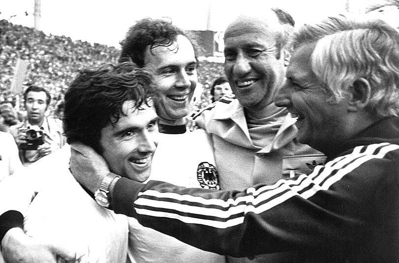 7. Juli 1974: Bundestrainer Helmut Schön (2.v.r), sein Assistent Jupp Derwall (r), Siegtorschütze Gerd Müller (l) und Kapitän Franz Beckenbauer (2.v.l) bejubeln den WM-Triumph.