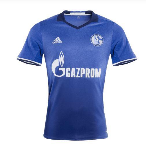 Platz 7: SCHALKE 04: Die Königsblauen lassen das Retroshirt noch eine zweite Saison auf den Platz. Es hat sich wohl bewährt. Nachdem sie im letzten Jahr einen dritten Platz bei der Bewertung bekommen haben, nun nur noch Rang sieben. Besser machen wird schwer! Auch hier sehr positiv recyceltes Polyestermaterial.