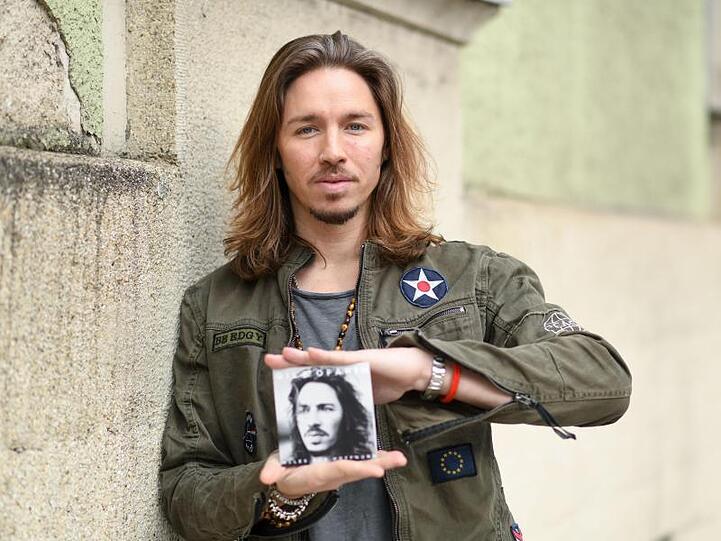 Der Sänger Gil Ofarim hält seine neue CD "Alles auf Hoffnung&ldquo; in den Händen. Foto: Tobias Hase/dpa