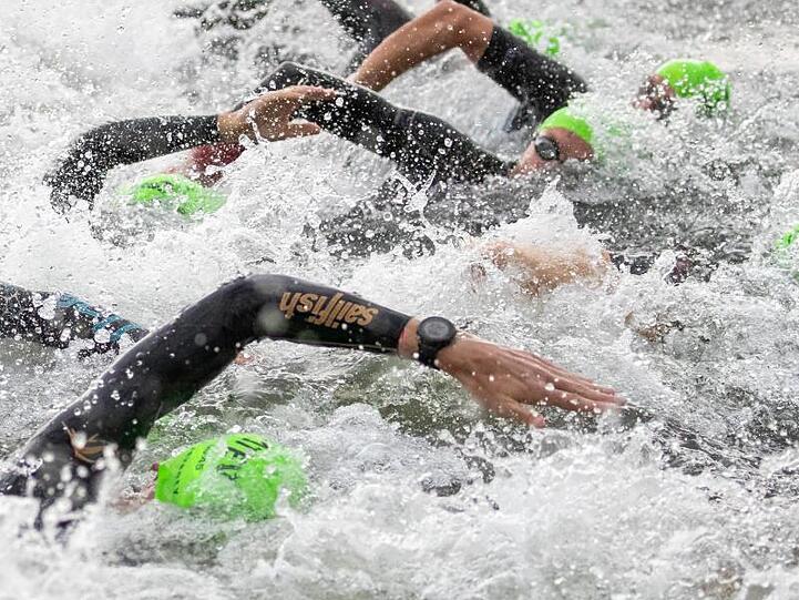 Triathleten starten mit der Schwimmetappe beim Datev Challenge Roth. Foto: Daniel Karmann