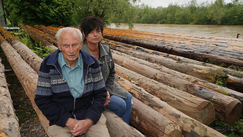 Franz Seitner und seine Tochter Monika Seitner, zwei Flößergenerationen. Die Saison müssen sie wegen Corona abschreiben. Zum zweiten Mal in Folge. Franz Seitner und seine Tochter Monika Seitner, zwei Flößergenerationen. Die Saison müssen sie wegen Corona abschreiben. Zum zweiten Mal in Folge.