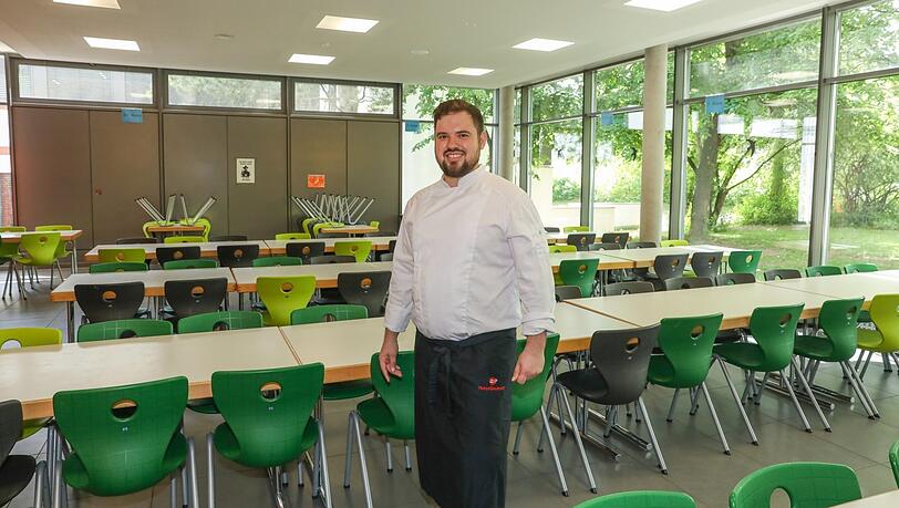 Martin Basarab in der Mensa des Harlachinger Albert-Einstein-Gymnasiums. Hier kocht er jeden Schultag für 200 bis 250 Schüler.