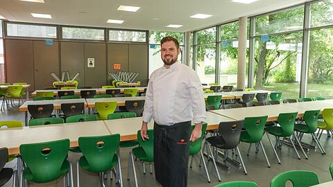 Martin Basarab in der Mensa des Harlachinger Albert-Einstein-Gymnasiums. Hier kocht er jeden Schultag für 200 bis 250 Schüler.