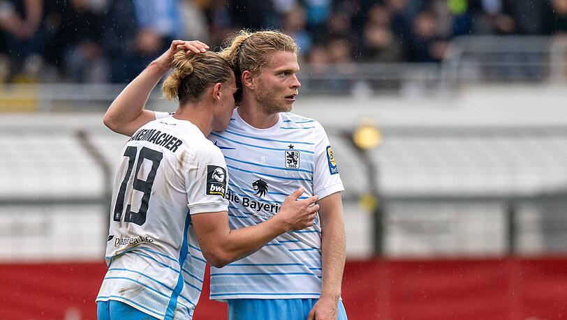 Jesper Verlaat (r.) tröstet Fynn Lakenmacher nach der Pleite gegen Ingolstadt. Jesper Verlaat (r.) tröstet Fynn Lakenmacher nach der Pleite gegen Ingolstadt.
