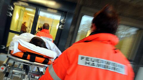 Rettungssanitäter bringen einen Mann in die neue Zentrale Notaufnahme Altona (ZNA) in der Asklepios-Klinik Altona.