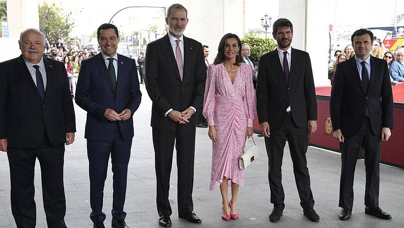 Königin Letizia von Spanien an der Seite ihres Mannes, König Felipe, bei der Verleihung von Medaillen an Kunst- und Kulturschaffende in Cádiz.