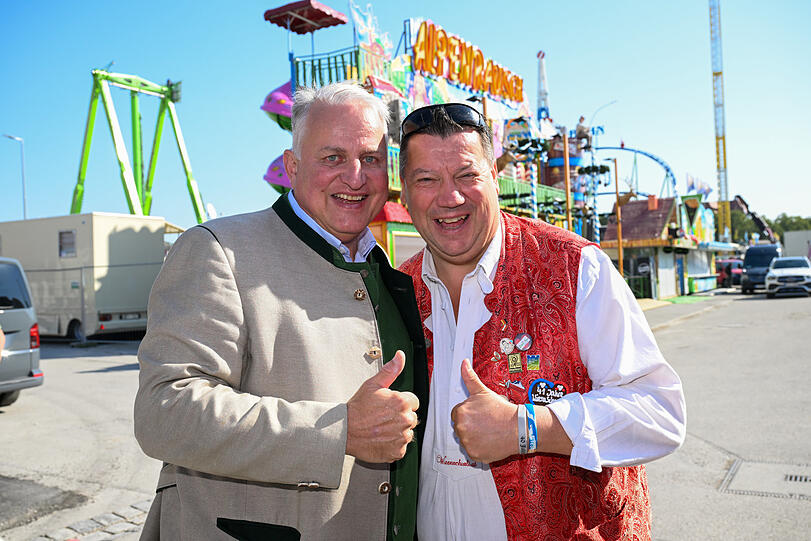 Wiesnwirt Christian Schottenhamel (l.) und der Wiesn-Schurli.