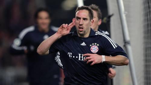 Hört gut zu: Ribéry erklärt, dass er seinen Vertrag bei den Bayern (bis 2011) erfüllen will. Hört gut zu: Ribéry erklärt, dass er seinen Vertrag bei den Bayern (bis 2011) erfüllen will.