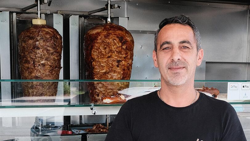 Necmi Pecenek freut sich: Noch bis Ende Mai 2026 darf er seinen Döner Imbiss am Bahnhof Johanneskirchen weiterbetreiben. Was dann kommt, entscheidet auch der neugewählte Stadtrat.