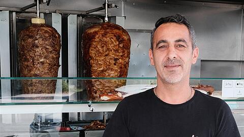 Necmi Pecenek freut sich: Noch bis Ende Mai 2026 darf er seinen Döner Imbiss am Bahnhof Johanneskirchen weiterbetreiben. Was dann kommt, entscheidet auch der neugewählte Stadtrat.