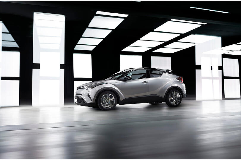 Die ungewöhnliche Linienführung des Toyota C-HR mit abfallender Dachlinie ergibt eine spannende Mischung aus SUV und elegantem Coupé.