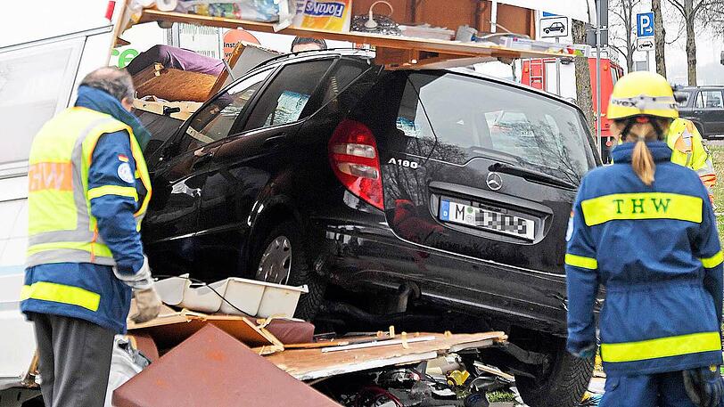 Die Münchner Straße in Feldkirchen - ein einziges Schlachtfeld. Die Bilder vom spektakulären Wohnwagen-Unfall.