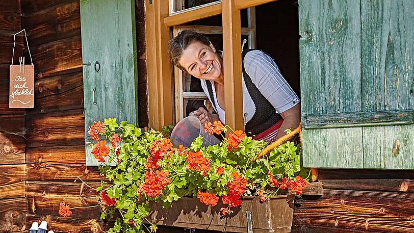 Silvia Beyer auf ihrer Hündeleskopfhütte.