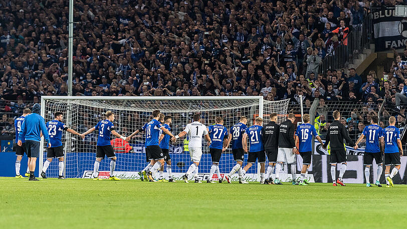 Die Arminia-Spieler feiern nach dem Sieg mit den Fans.