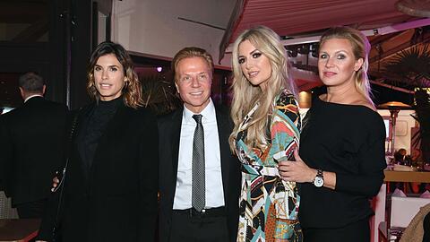 Natürlich schön (v. l.): Elisabetta Canalis, Hans-Ulrich Voigt, Rosanna Davison, Magdalena Brzeska auf der "Skinnovation Night" im H&rsquo;ugo&rsquo;s.