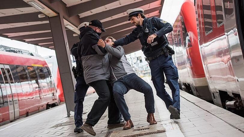 Ein Pärchen wurde am Mittwoch an der Haltestelle Grafing Bahnhof vom Ex-Freund der Frau angegriffen. (Symbolbild)