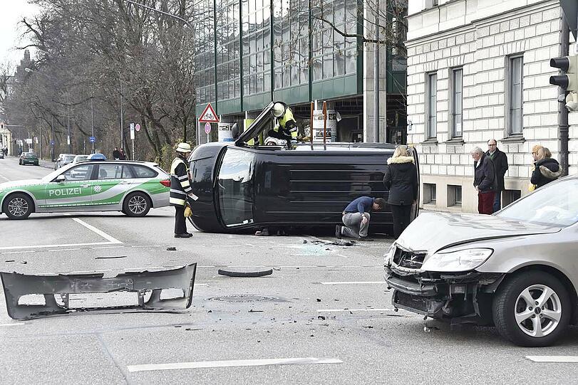 Durch den Aufprall kam der VW-Bus ins Schleudern und kippte schließlich um.