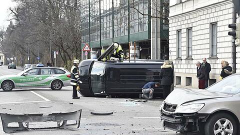 Durch den Aufprall kam der VW-Bus ins Schleudern und kippte schließlich um.