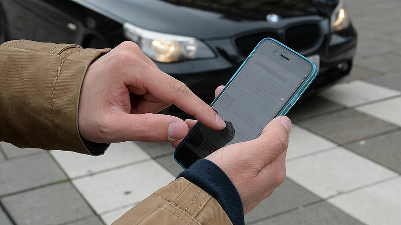 Durch Alkohol und Handy abgelenkt ist ein Münchner am Ostersonntag mitten in den Verkehr gelaufen. (Symbolfoto)