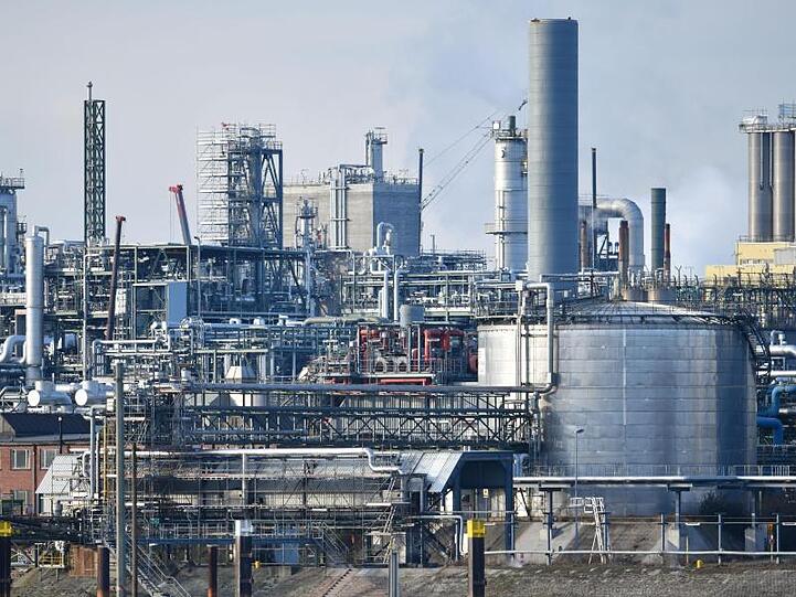 Industrieanlagen des Chemiekonzerns BASF stehen am Rheinufer auf dem Werksgelände. Die Chemieindustrie sorgt sich um die Zukunft vieler mittelständischer Betriebe und verlangt Entlastungen beim Strompreis (Symbol).
