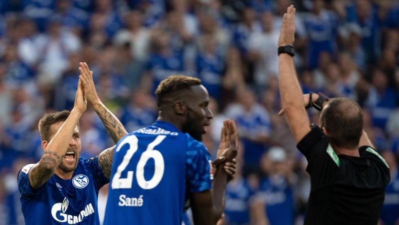 Schalkes Sane (M) und Burgstaller (l) beschweren sich bei Schiedsrichter Fritz über ein nicht gegebenes Handspiel. Schalkes Sane (M) und Burgstaller (l) beschweren sich bei Schiedsrichter Fritz über ein nicht gegebenes Handspiel.