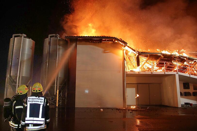 Bei Eintreffen der Feuerwehren und der ebenfalls alarmierten Streifenbesatzung der Polizeiinspektion Burghausen stand der Stall bereits in Vollbrand.