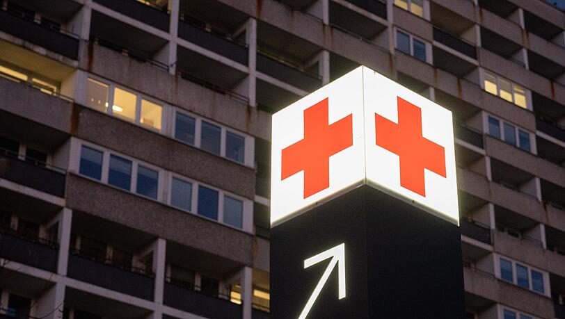 Ein 61-Jähriger ist nach einem Betriebsunfall im Krankenhaus verstorben, nachdem er in einen Kellerschacht gestürzt war. (Symbolbild)