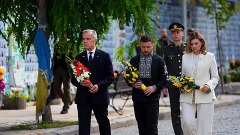 Kanadas Premierminister Mark Carney zusammen mit dem ukrainischen Präsidenten Wolodymyr Selenskyj und seiner Frau Olena bei einer Kranzniederlegung.