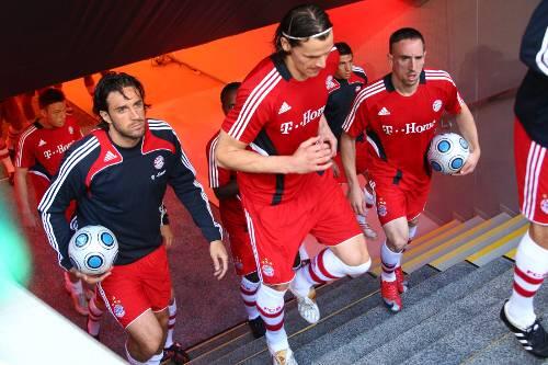 Meine Gedanken sind schon sehr oft zu ihm abgeschweift&ldquo;: Daniel van Buyten (M.), hier mit den Kollegen Luca Toni (l.) und Franck Ribéry, beim Einlaufen ins Stadion.