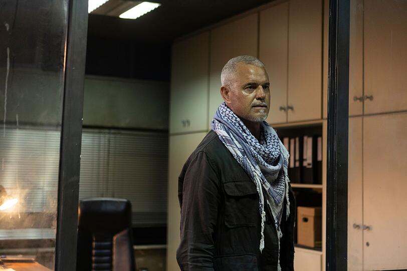 Der Anfang 2026 verstorbene Schauspieler Eric Dane spielt in der Miniserie eine seiner letzten Rollen. Als CIA-Agent Martin soll er am außer Kontrolle geratenen Flughafen in Kabul herausfinden, welche Gefahren von außen drohen, und diese abwenden. Offenbar hat der IS einen Anschlag geplant. Der Anfang 2026 verstorbene Schauspieler Eric Dane spielt in der Miniserie eine seiner letzten Rollen. Als CIA-Agent Martin soll er am außer Kontrolle geratenen Flughafen in Kabul herausfinden, welche Gefahren von außen drohen, und diese abwenden. Offenbar hat der IS einen Anschlag geplant.