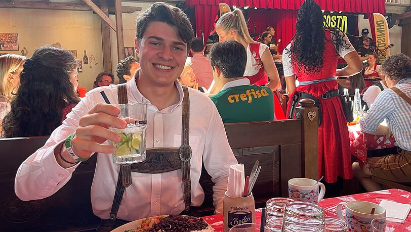 Leo, Student aus München, mag die Feijoada mit Caipirinha sehr. Er hat eine brasiliansiche Freundin und spielt Footvolley. Leo, Student aus München, mag die Feijoada mit Caipirinha sehr. Er hat eine brasiliansiche Freundin und spielt Footvolley.