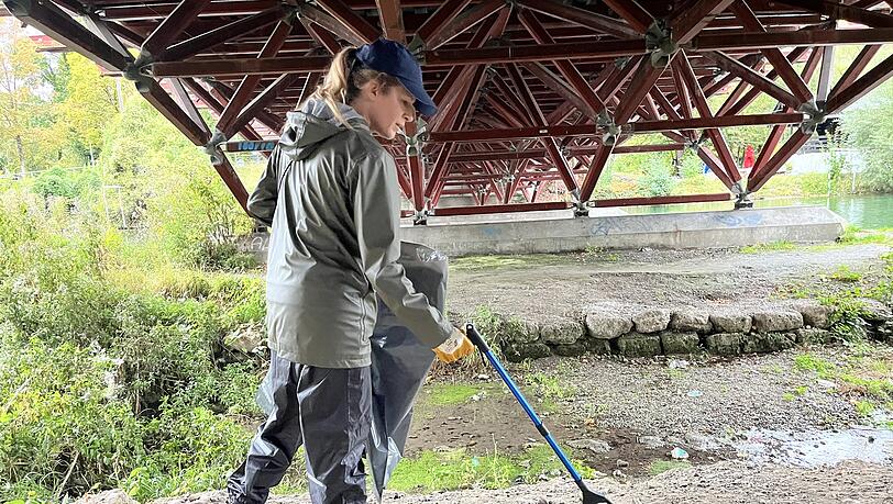 Die freiwilligen Helferinnen und Helfer sammelten auf einer Strecke von 14 Kilometern Müll am Isarufer auf. Die freiwilligen Helferinnen und Helfer sammelten auf einer Strecke von 14 Kilometern Müll am Isarufer auf.