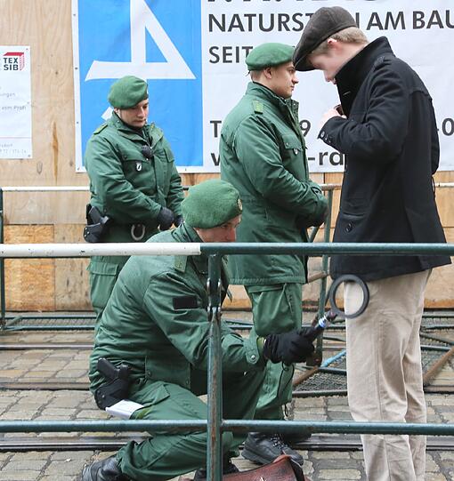 Sicherheitskonferenz in München: Kontrollen der Polizei rund um den Bayerischen Hof.