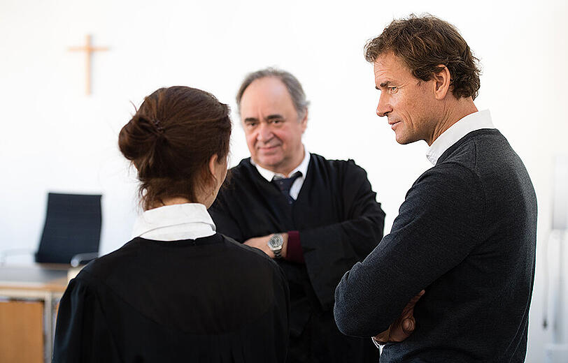 Jens Lehmann kurz vor Prozessbeginn mit seinen Anwälten Stephan Tschaidse und Eva Wietersheim.