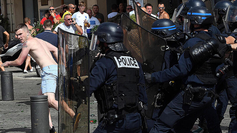 Bei den Ausschreitungen in Marseille kam es zu Jagdszenen zwischen Polizei und Hooligans.