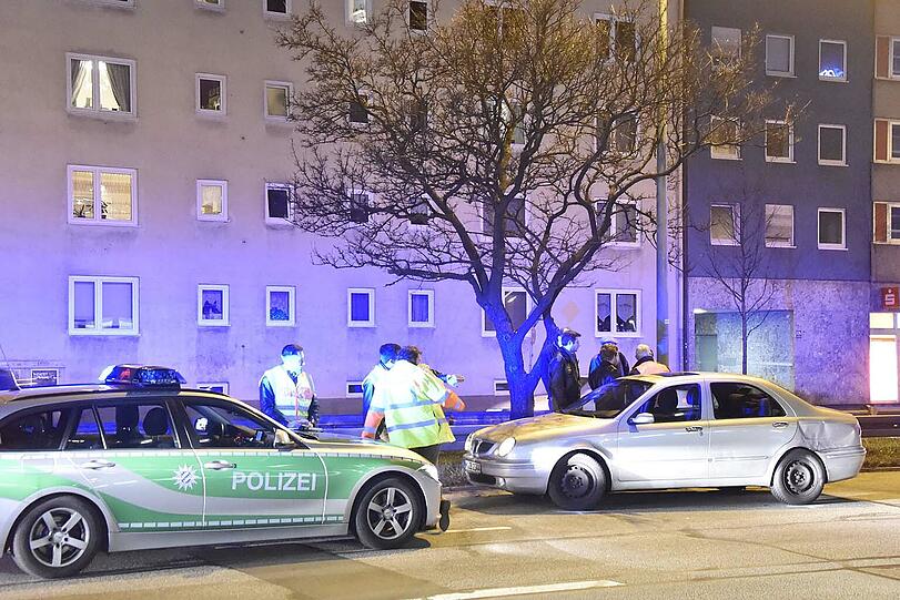 Unfallstelle Tegernseer Landstraße: Am Dienstagabend kollidierte dort ein Lkw mit einem Auto.