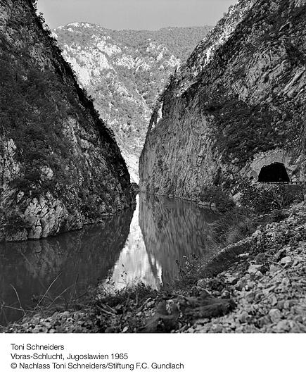 Foto von Toni Schneiders in der Ausstellung.