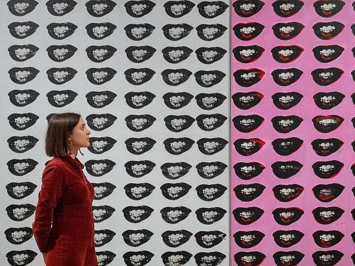 Eine Mitarbeiterin der Tate Modern betrachtet das Kunstwerk "Marilyn Monroe's Lips" von 1962.
