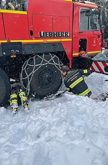 Auch die Einsatzfahrzeuge mit dicken Reifen mussten mit Schneeketten ausgerüstet werden.