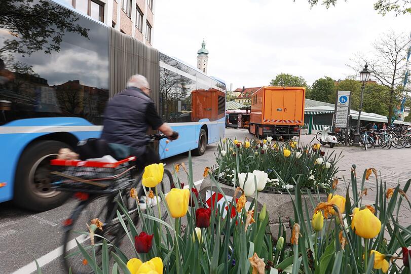 Seit Donnerstag stehen Betontröge mit Blumen an den Einfahrten zur "Kustermannfahrbahn". Sie sollen Radler, Elektrorollerfahrer, Taxler und Lieferanten ausbremsen – und dazu bringen, mehr Rücksicht auf Fußgänger zu nehmen.