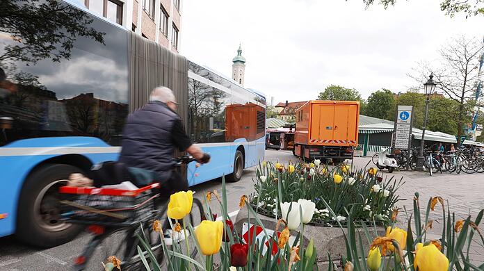 An den Eingängen stehen seit Donnerstag Betontröge mit Blumen bereit 