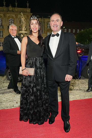 Bayerns Wirtschaftsminister Hubert Aiwanger mit Jagdkönigin Diana Merkle