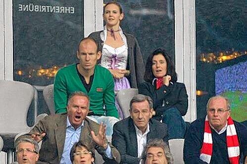 Ohnmächtige Zuschauer: Arjen Robben in Grün, in der Reihe davor Rummenigge, Hopfner und Hoeneß (v. l.).